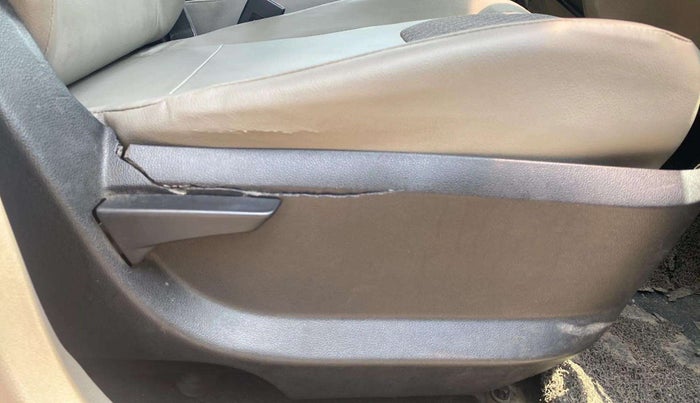 2017 Mahindra Kuv100 K4 6 STR, Petrol, Manual, 54,647 km, Driver Side Adjustment Panel