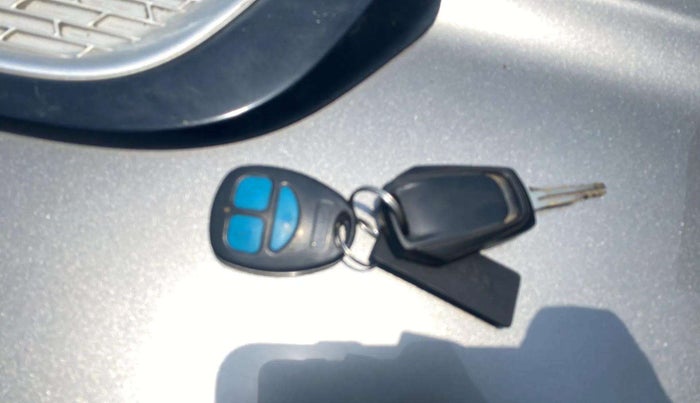 2017 Mahindra Kuv100 K4 6 STR, Petrol, Manual, 54,647 km, Key Close Up