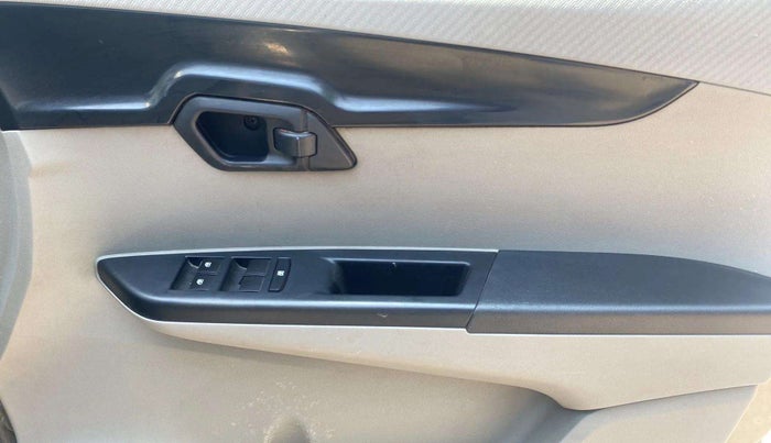 2017 Mahindra Kuv100 K4 6 STR, Petrol, Manual, 54,647 km, Driver Side Door Panels Control