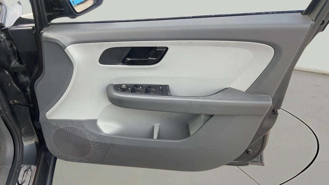 2020 Tata ALTROZ XT PETROL, Petrol, Manual, 41,054 km, Driver Side Door Panels Control