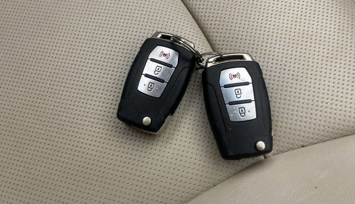 2019 Mahindra XUV300 W8 (O) 1.5 DIESEL, Diesel, Manual, 92,508 km, Key Close Up