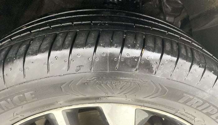 2019 Mahindra XUV300 W8 (O) 1.5 DIESEL, Diesel, Manual, 92,508 km, Right Front Tyre Tread