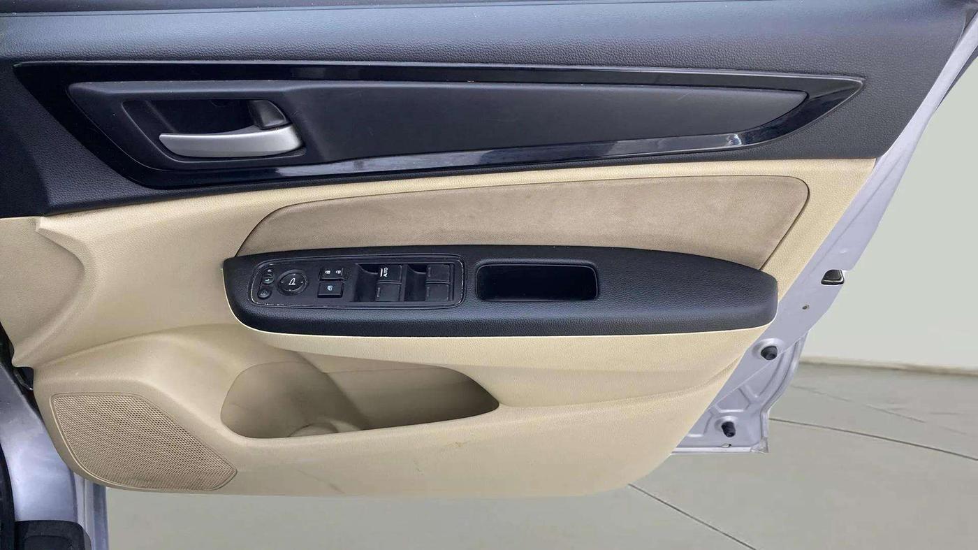 2020 Honda Amaze 1.2L I-VTEC S, CNG, Manual, 98,754 km, Driver Side Door Panels Control