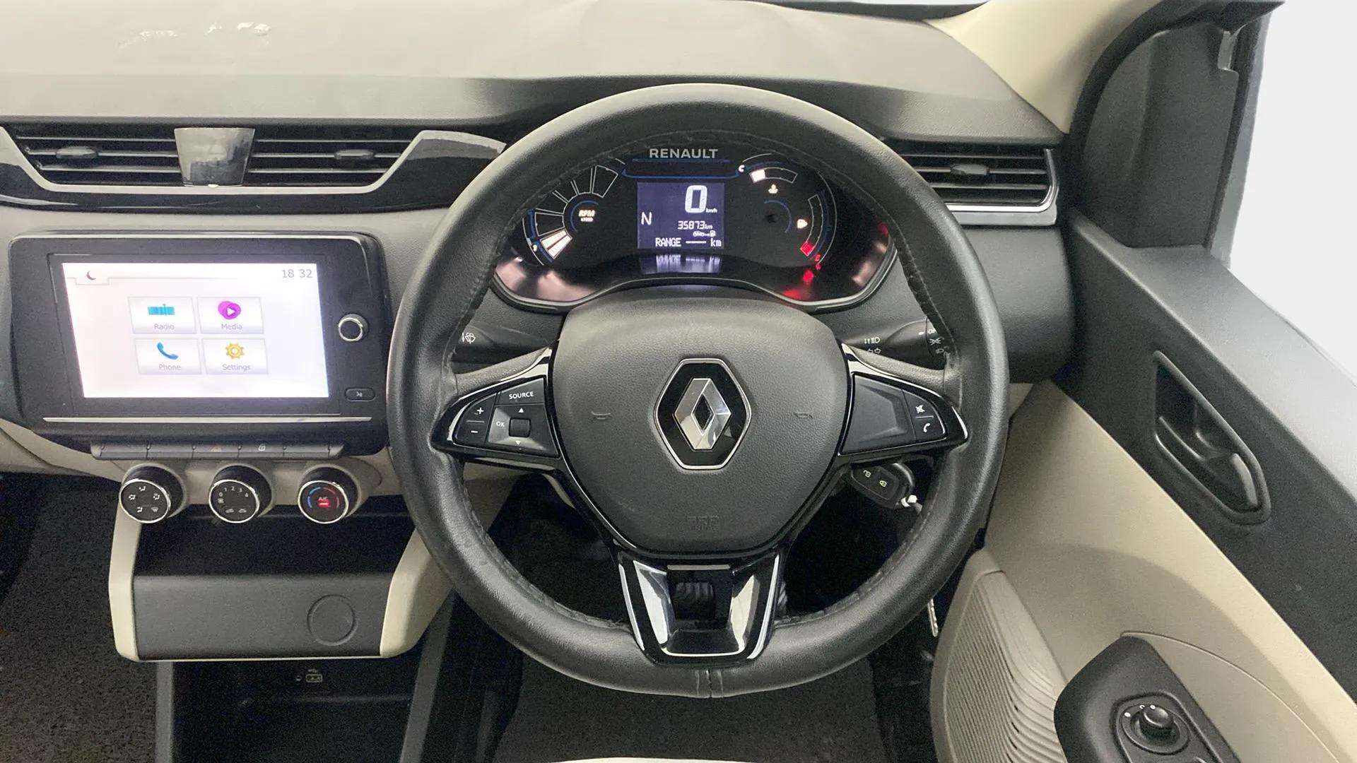 Steering-wheel-close-up-29