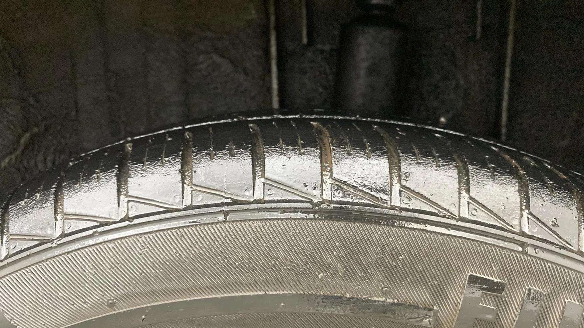 LHS-Rear-Tyre-Tread-21
