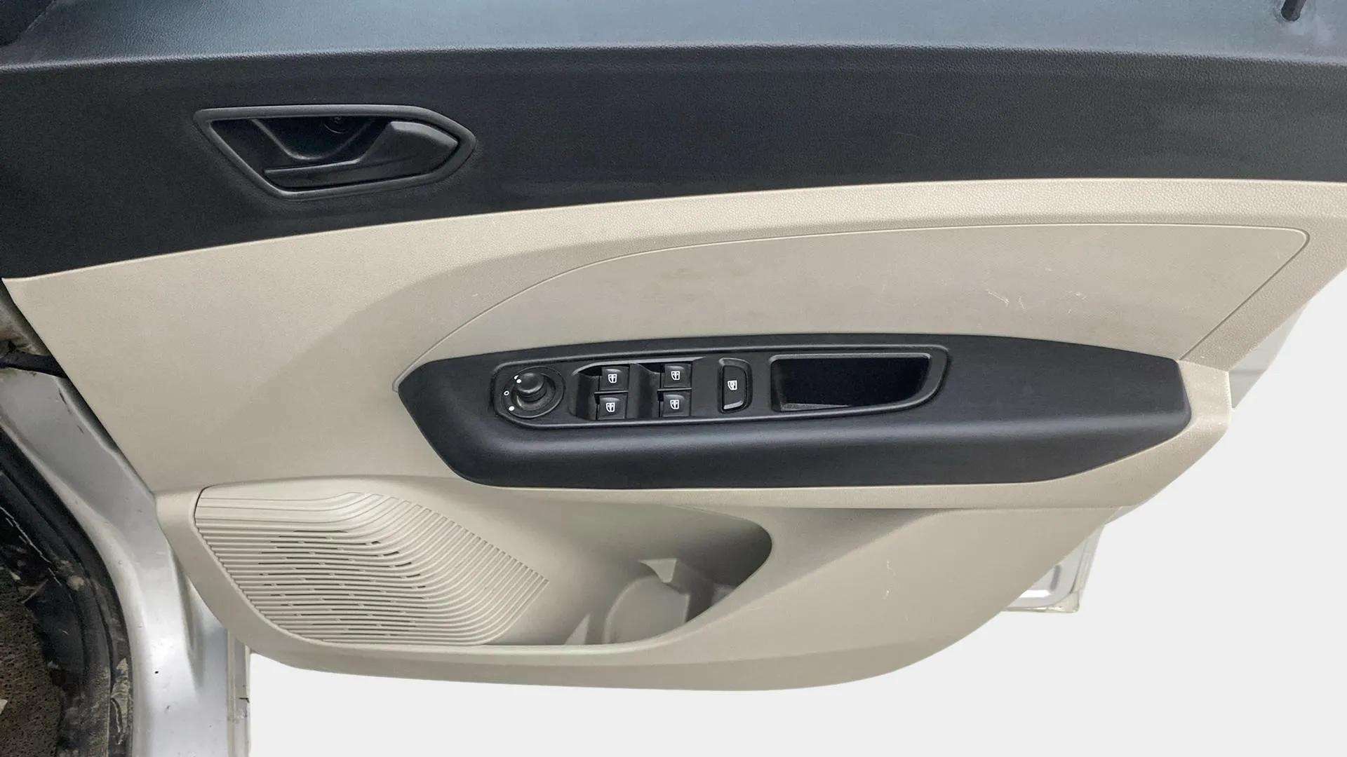 Driver-side-door-panel-control-39