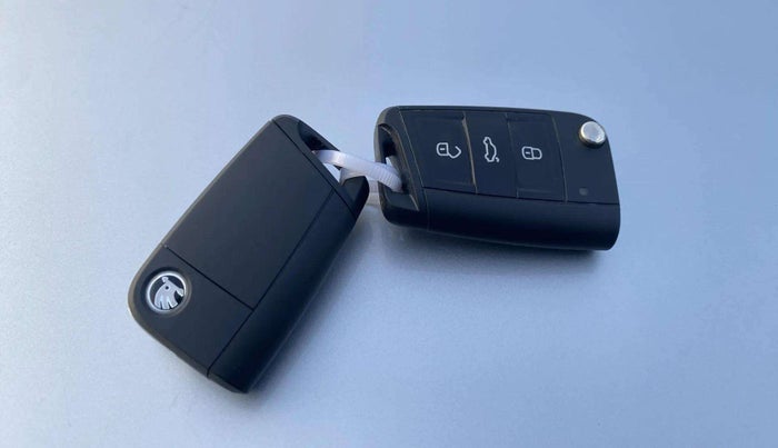2022 Skoda SLAVIA STYLE 1.0L TSI MT, Petrol, Manual, 31,600 km, Key Close Up