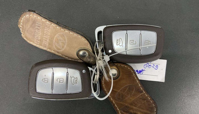2022 Hyundai VENUE SX 1.2 PETROL, Petrol, Manual, 26,560 km, Key Close Up