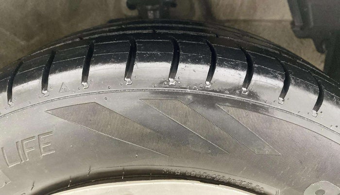 2014 Maruti Celerio VXI, CNG, Manual, 67,309 km, Right Front Tyre Tread