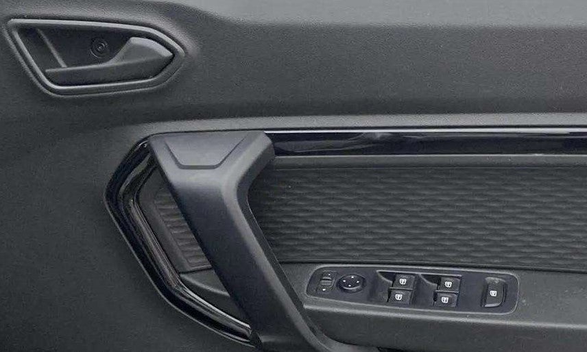 Driver-side-door-panel-control-39