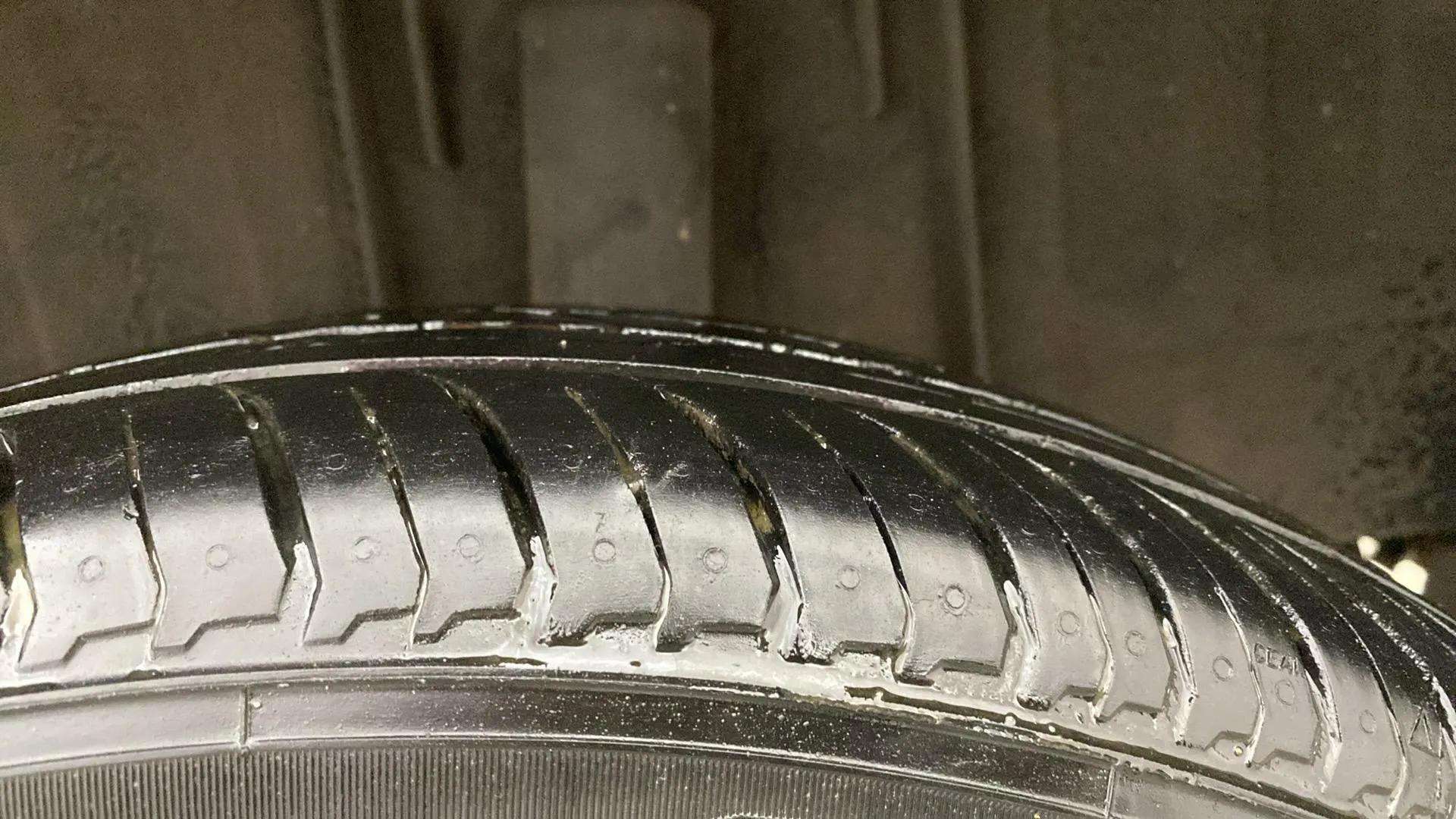 LHS-Rear-Tyre-Tread-21