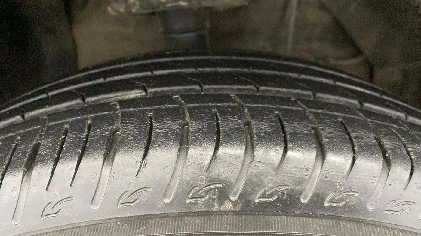 2023 Maruti BREZZA VXI SMART HYBRID, Petrol, Manual, 21,024 km, Right Front Tyre Tread