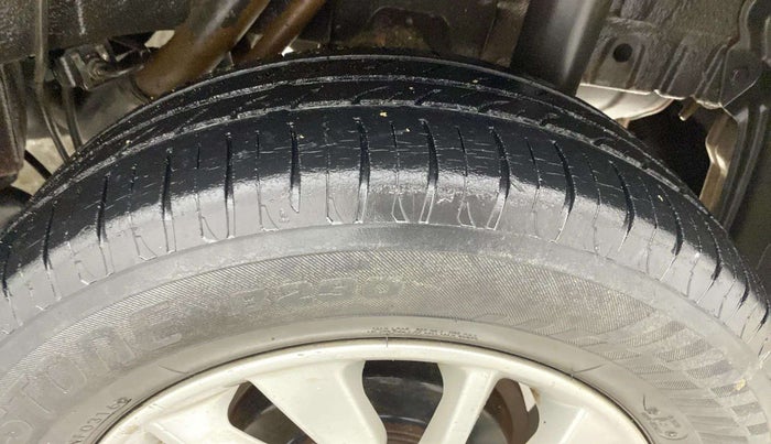 2016 Mahindra Kuv100 K8 6 STR, Petrol, Manual, 68,309 km, Left Rear Tyre Tread