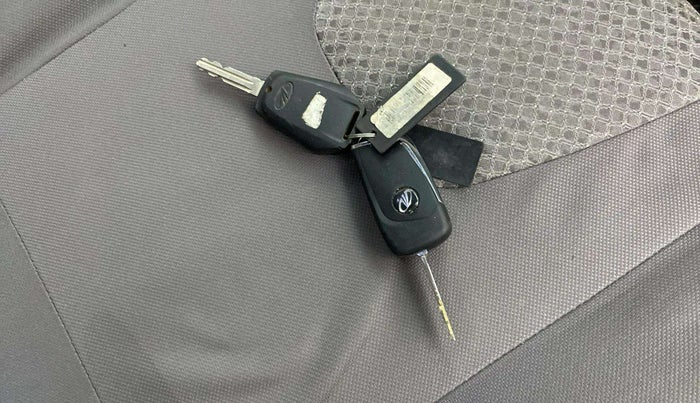 2016 Mahindra Kuv100 K8 6 STR, Petrol, Manual, 68,309 km, Key Close Up