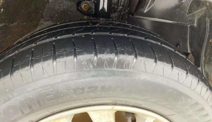 2016 Mahindra Kuv100 K8 6 STR, Petrol, Manual, 68,309 km, Right Front Tyre Tread