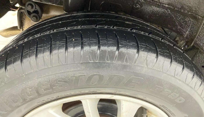 2016 Mahindra Kuv100 K8 6 STR, Petrol, Manual, 68,309 km, Right Rear Tyre Tread
