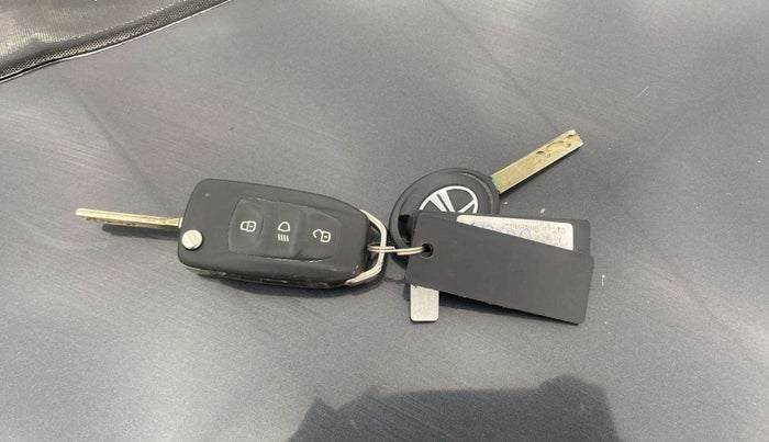 2018 Tata NEXON XM PETROL, Petrol, Manual, 36,233 km, Key Close Up