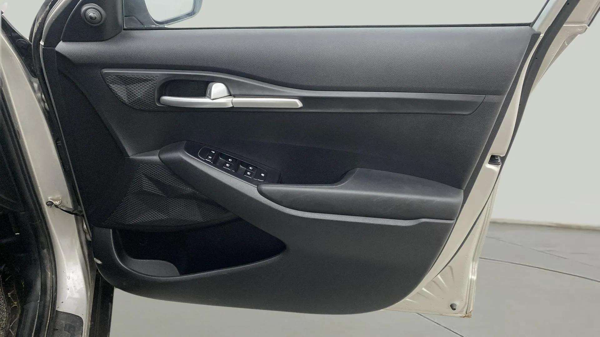 Driver-side-door-panel-control-39