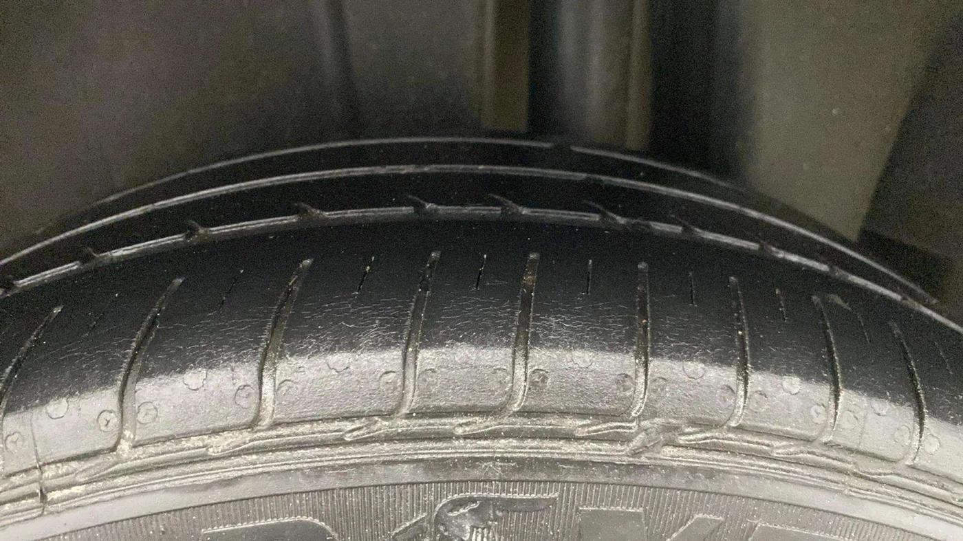 2017 Maruti Ciaz VDI SHVS, Diesel, Manual, 82,656 km, Left Rear Tyre Tread