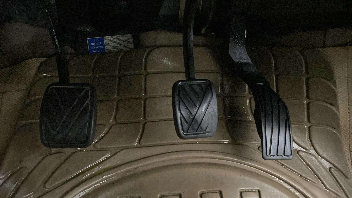 2017 Maruti Ciaz VDI SHVS, Diesel, Manual, 82,656 km, Pedals