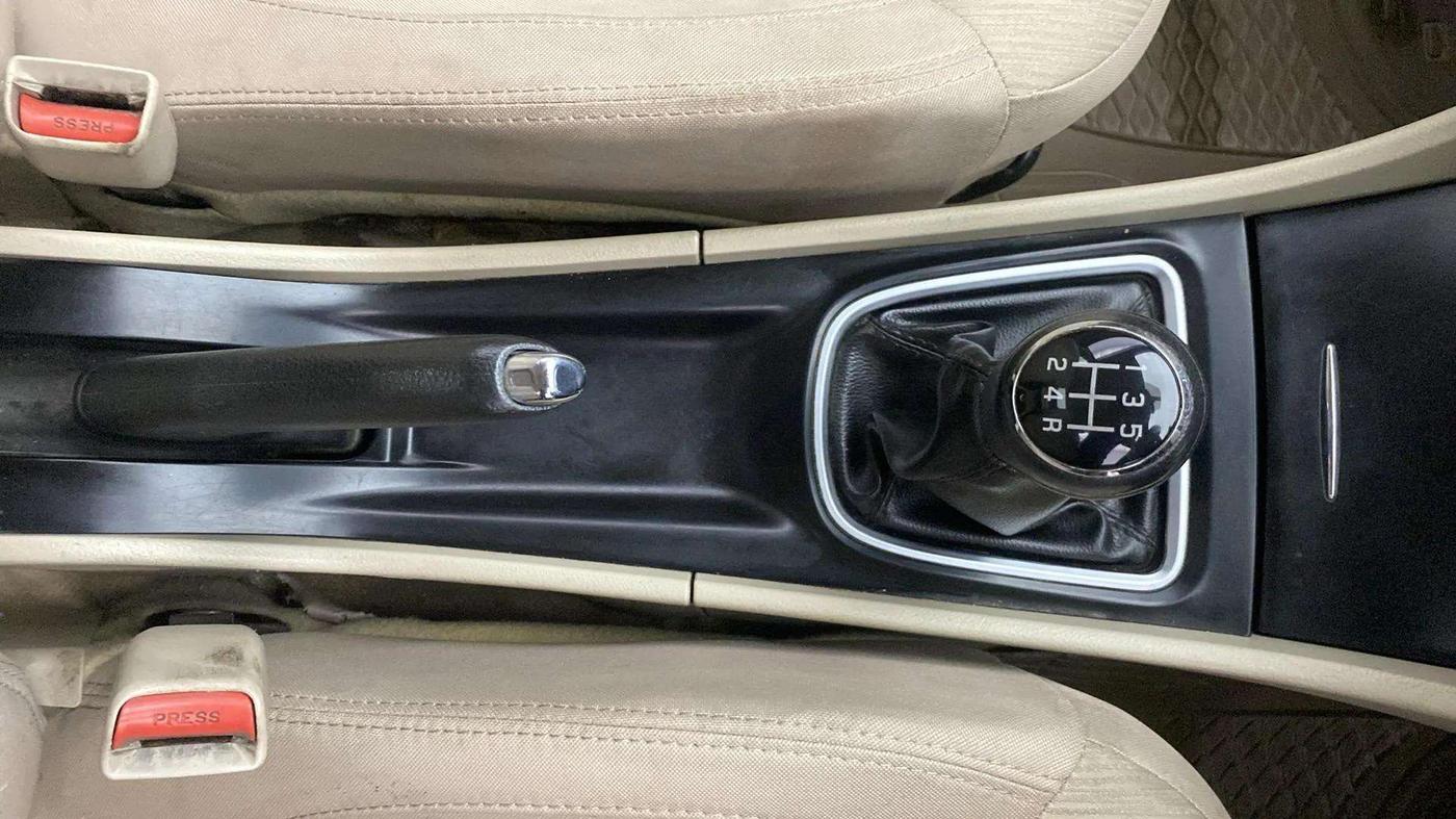2017 Maruti Ciaz VDI SHVS, Diesel, Manual, 82,656 km, Gear Lever