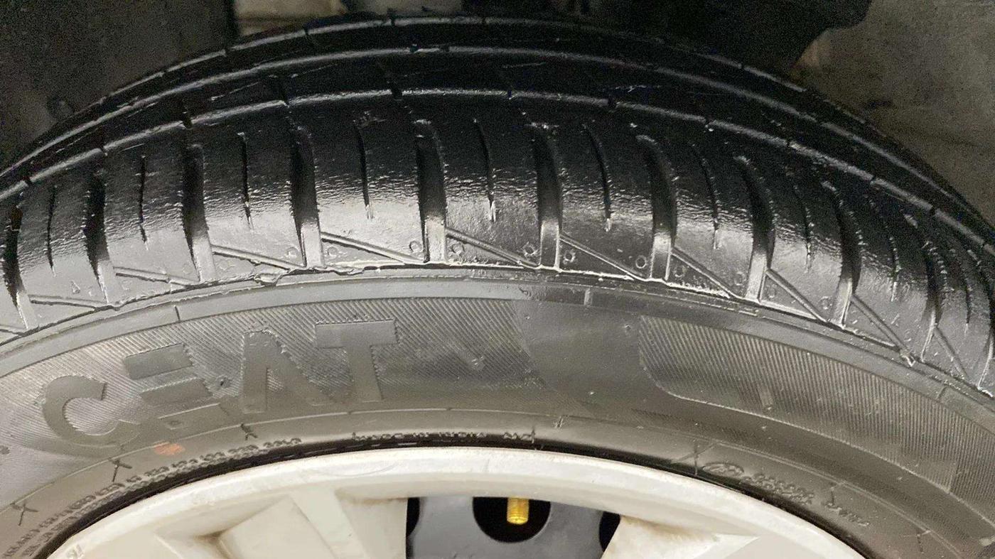 2023 Renault Kwid RXT 1.0, Petrol, Manual, 28,293 km, Left Rear Tyre Tread