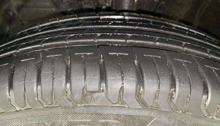 2018 Maruti Swift VDI, Diesel, Manual, 65,041 km, Left Front Tyre Tread