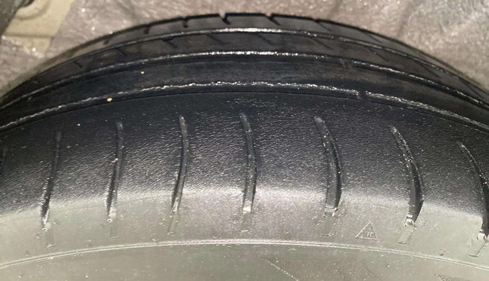 2013 Hyundai i20 MAGNA 1.4 CRDI, Diesel, Manual, 1,10,460 km, Right Rear Tyre Tread