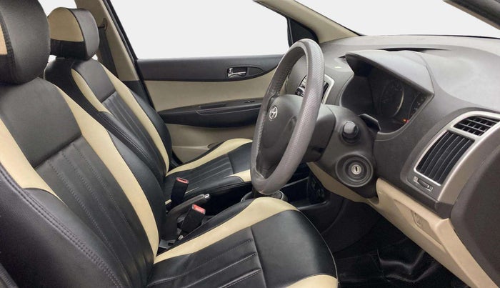 2013 Hyundai i20 MAGNA 1.4 CRDI, Diesel, Manual, 1,10,460 km, Right Side Front Door Cabin