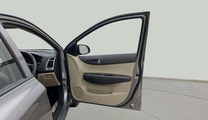 2013 Hyundai i20 MAGNA 1.4 CRDI, Diesel, Manual, 1,10,460 km, RHS Front Door