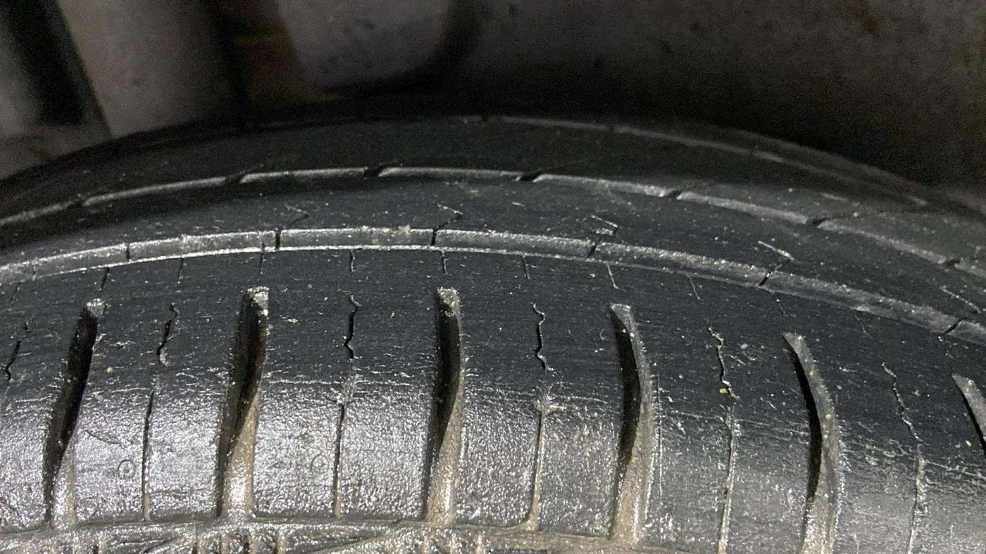 2016 Maruti Swift VXI, Petrol, Manual, 48,857 km, Right Rear Tyre Tread