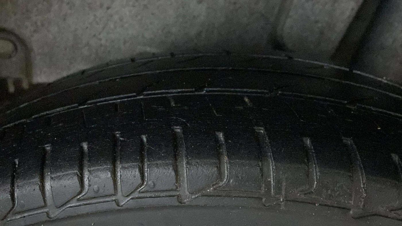 2016 Maruti Swift VXI, Petrol, Manual, 48,857 km, Left Rear Tyre Tread