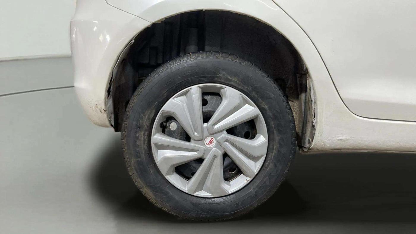 2016 Maruti Swift VXI, Petrol, Manual, 48,857 km, Right Rear Wheel