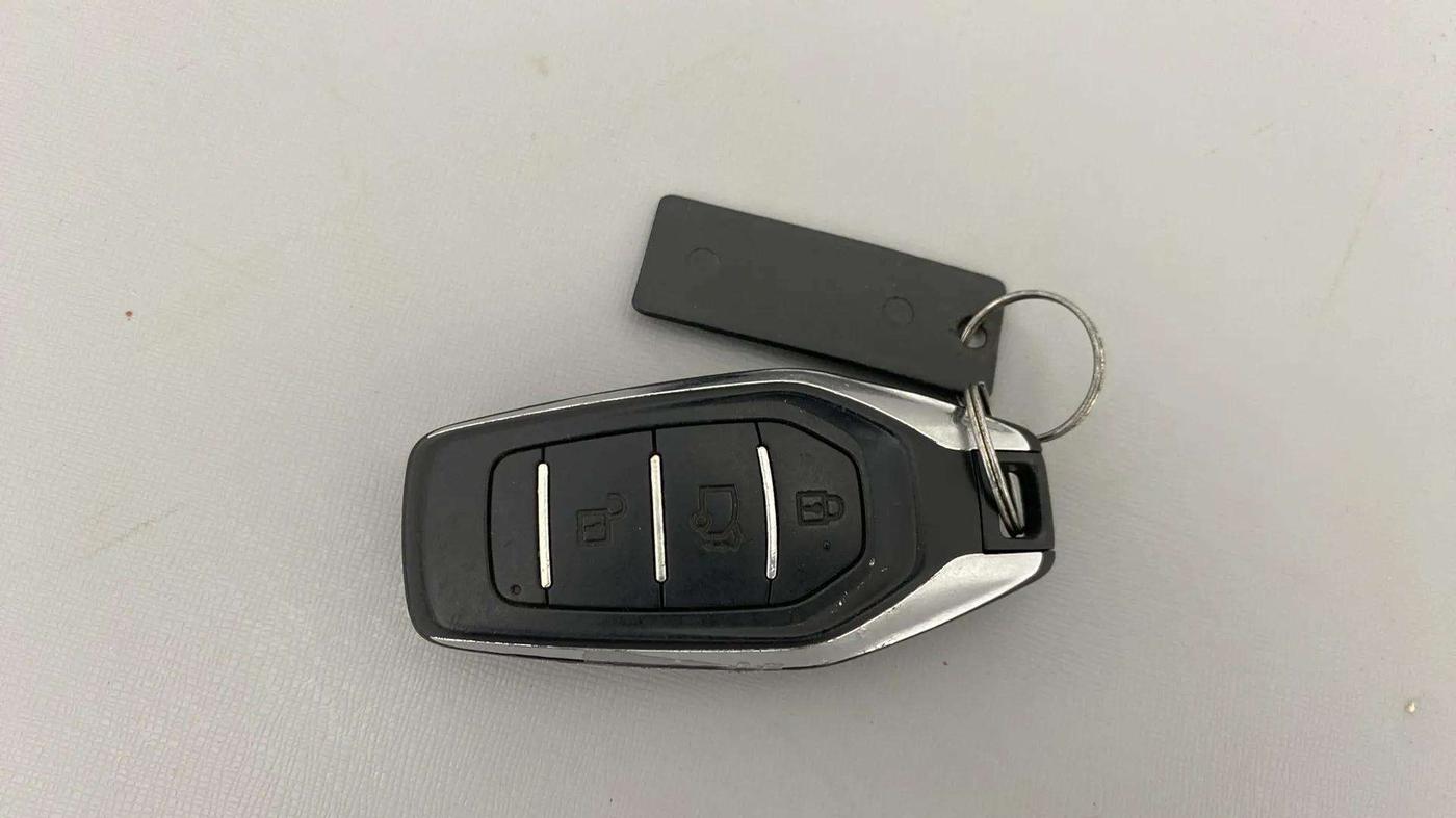 2019 Mahindra XUV500 W11 AT, Diesel, Automatic, 79,196 km, Key Close Up
