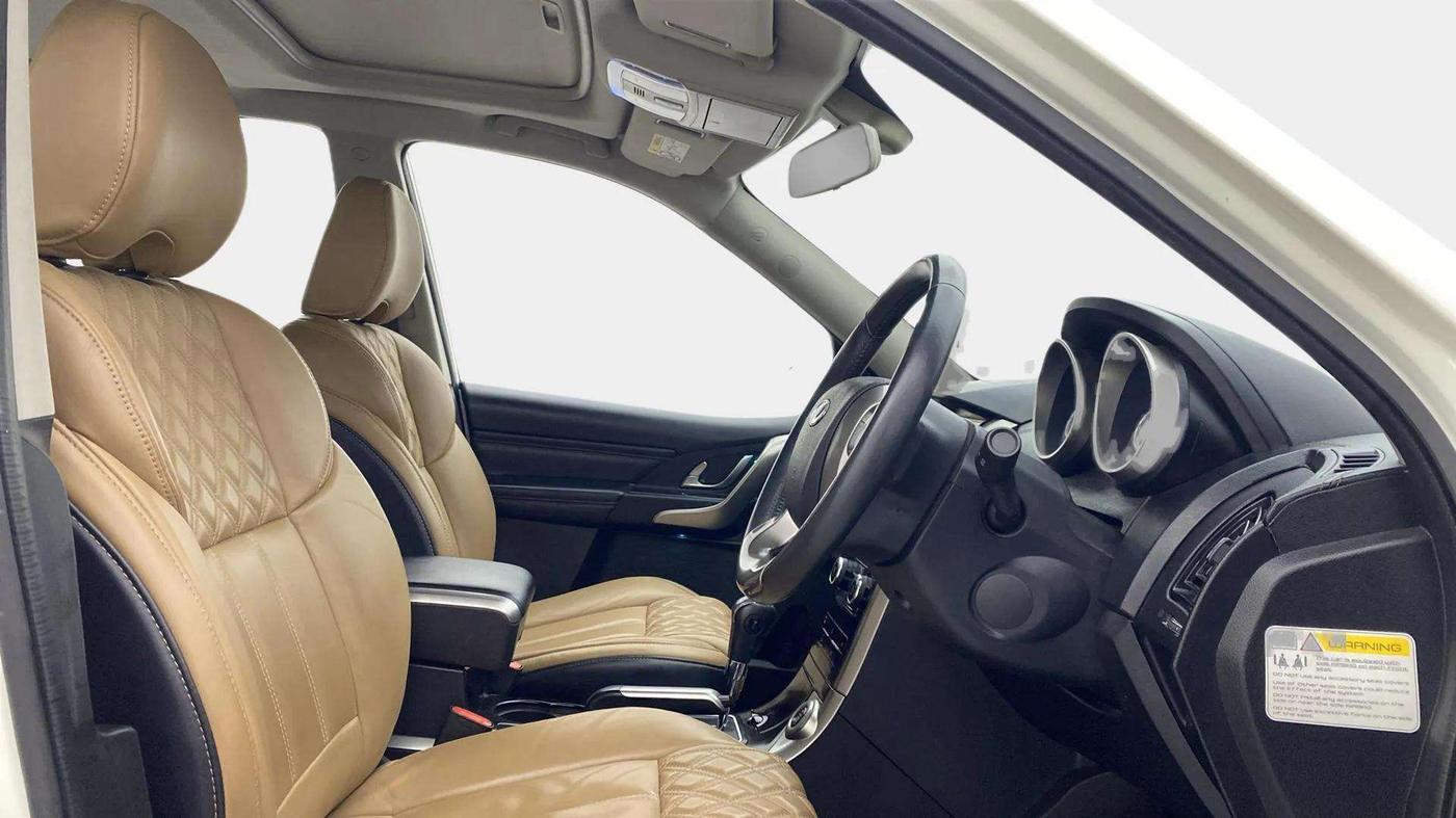 2019 Mahindra XUV500 W11 AT, Diesel, Automatic, 79,196 km, Right Side Front Door Cabin