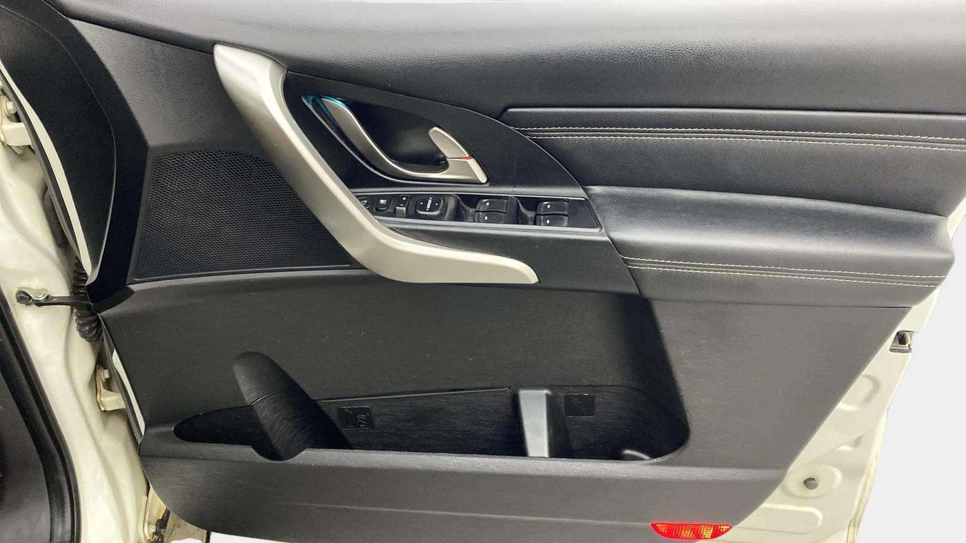 2019 Mahindra XUV500 W11 AT, Diesel, Automatic, 79,196 km, Driver Side Door Panels Control