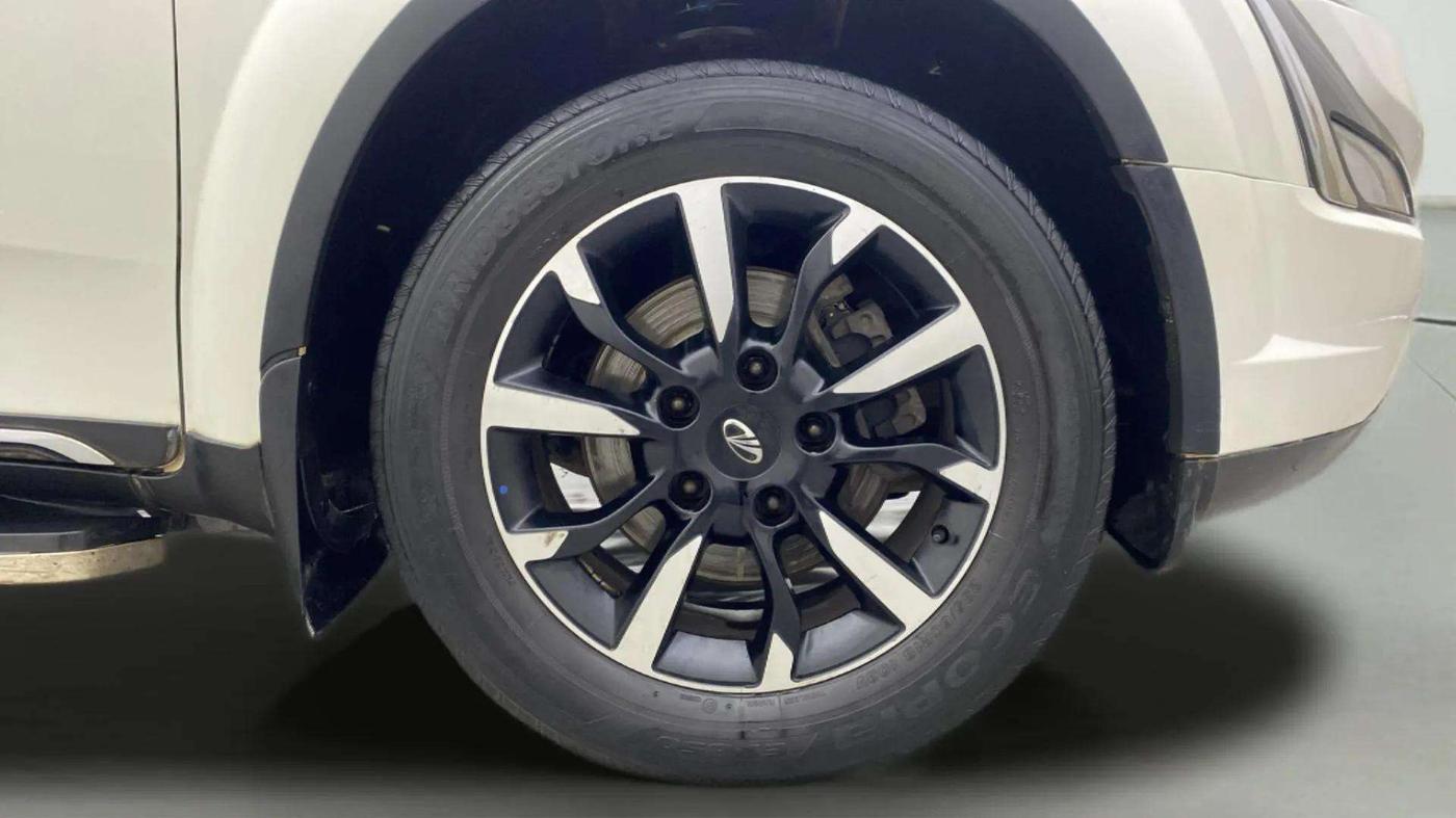 2019 Mahindra XUV500 W11 AT, Diesel, Automatic, 79,196 km, Right Front Wheel