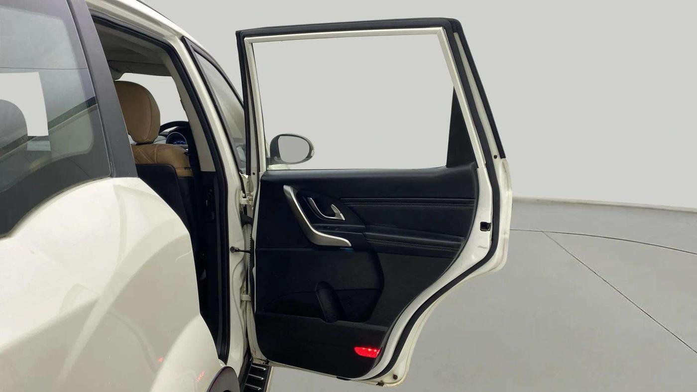 2019 Mahindra XUV500 W11 AT, Diesel, Automatic, 79,196 km, RHS Rear Door