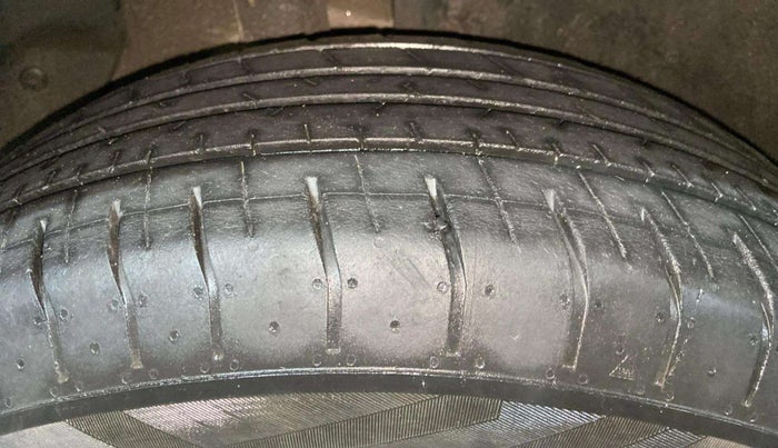 2017 Hyundai Creta SX PLUS 1.6 PETROL, Petrol, Manual, 1,01,808 km, Right Rear Tyre Tread