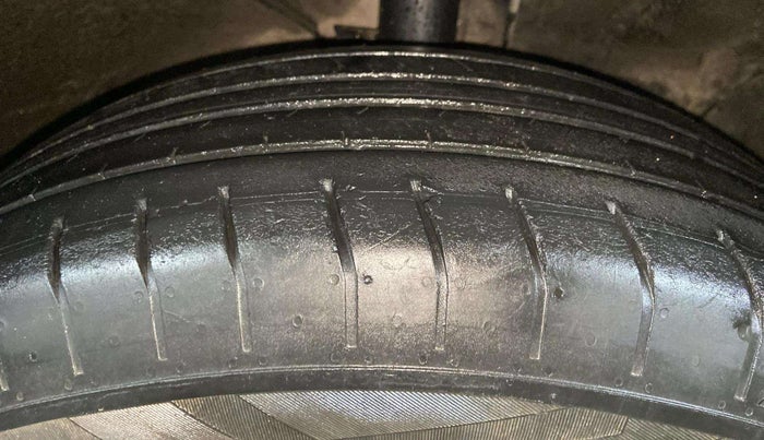 2017 Hyundai Creta SX PLUS 1.6 PETROL, Petrol, Manual, 1,01,808 km, Right Front Tyre Tread