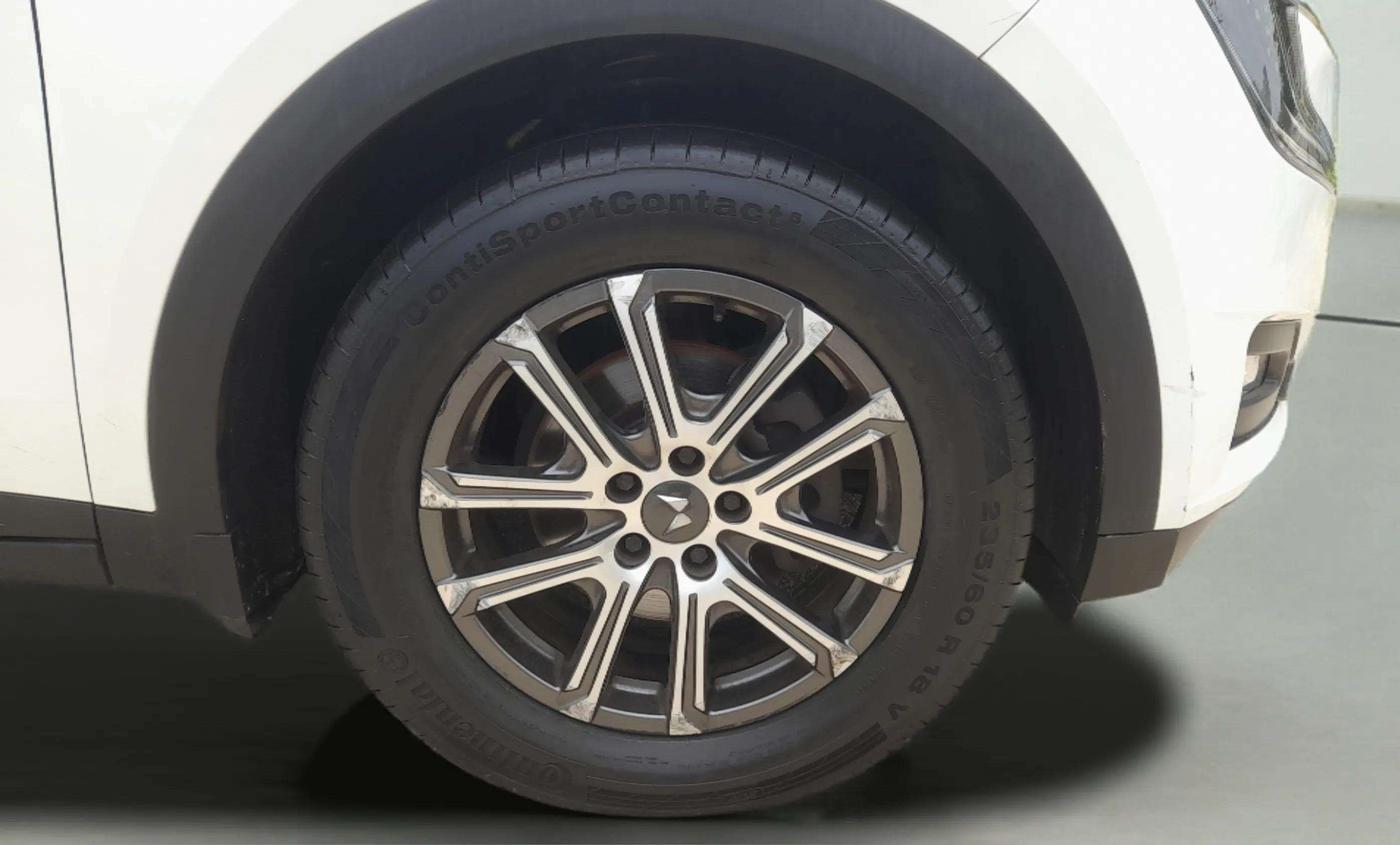 2022 Mahindra XUV700 AX 7 LUXURY P AT 7 STR, Petrol, Automatic, 78,257 km, Right Front Wheel