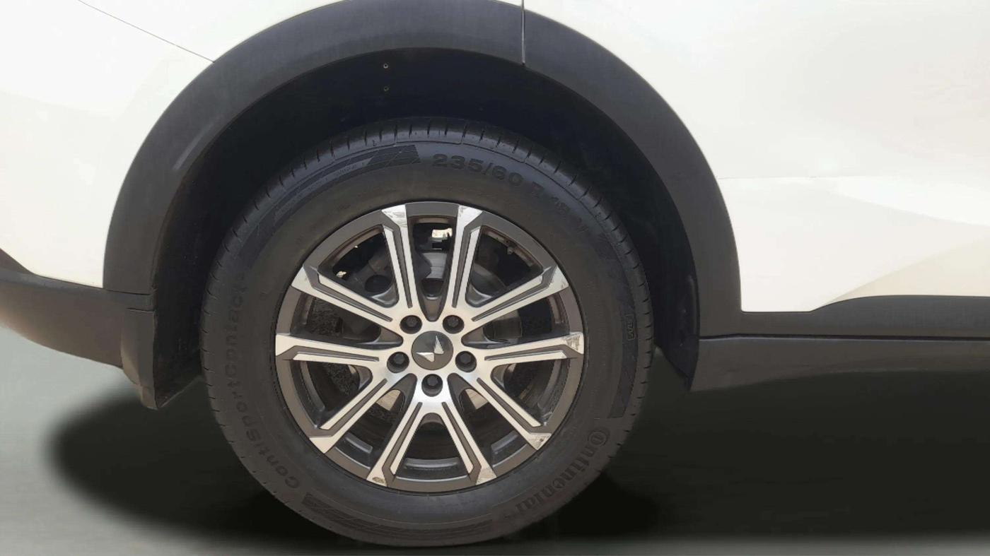 2022 Mahindra XUV700 AX 7 LUXURY P AT 7 STR, Petrol, Automatic, 78,257 km, Right Rear Wheel