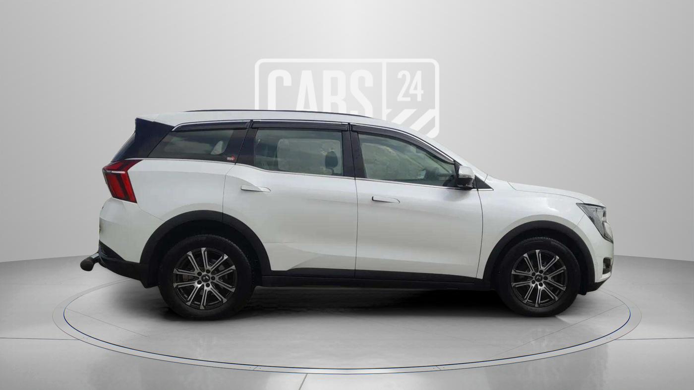 2022 Mahindra XUV700 AX 7 LUXURY P AT 7 STR, Petrol, Automatic, 78,257 km, Right Side View