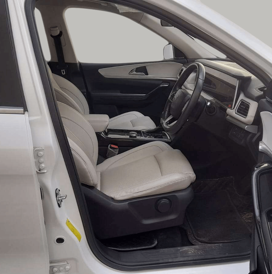 2022 Mahindra XUV700 AX 7 LUXURY P AT 7 STR, Petrol, Automatic, 78,257 km, Right Side Front Door Cabin