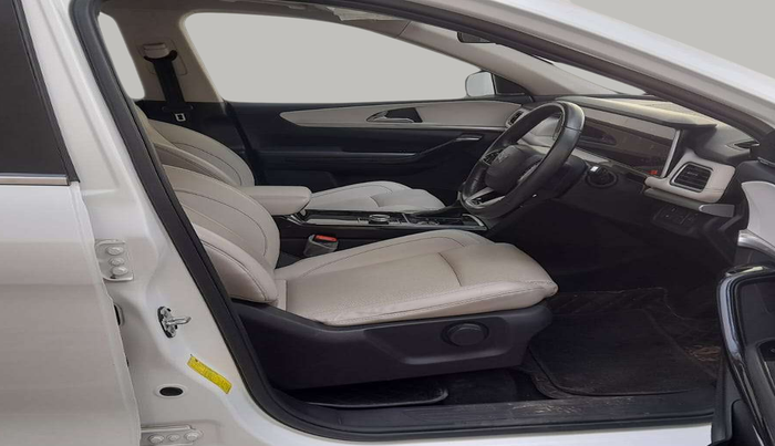 2022 Mahindra XUV700 AX 7 LUXURY P AT 7 STR, Petrol, Automatic, 78,181 km, Right Side Front Door Cabin