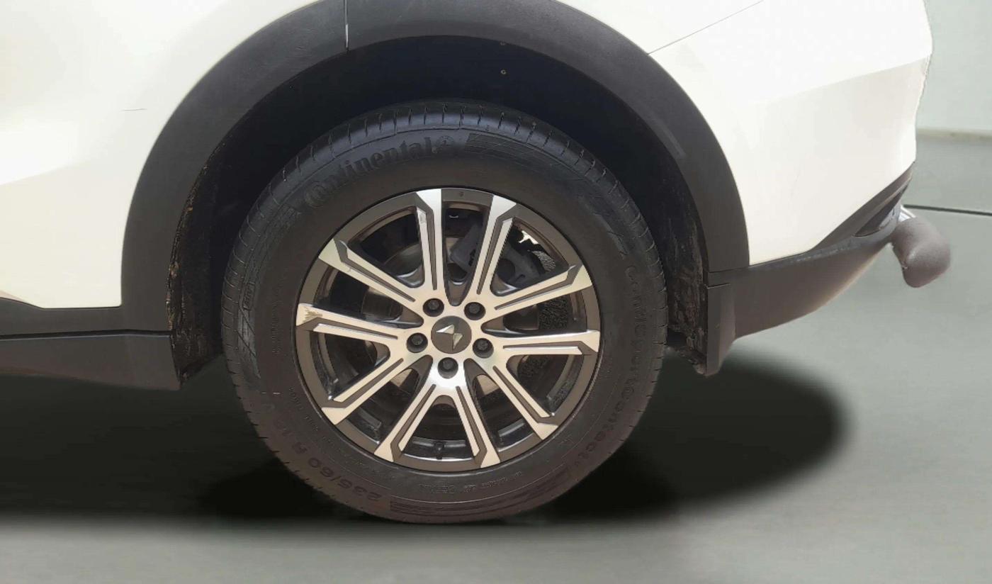 2022 Mahindra XUV700 AX 7 LUXURY P AT 7 STR, Petrol, Automatic, 78,257 km, Left Rear Wheel