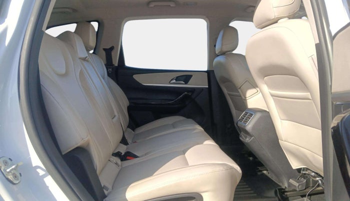 2022 Mahindra XUV700 AX 7 LUXURY P AT 7 STR, Petrol, Automatic, 78,154 km, Right Side Rear Door Cabin