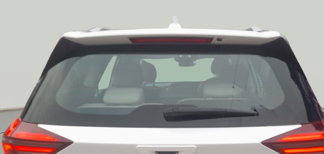 2022 Mahindra XUV700 AX 7 LUXURY P AT 7 STR, Petrol, Automatic, 78,257 km, Rear Windshield