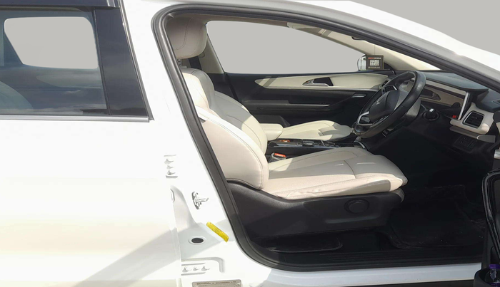 2022 Mahindra XUV700 AX 7 LUXURY P AT 7 STR, Petrol, Automatic, 78,154 km, Right Side Front Door Cabin