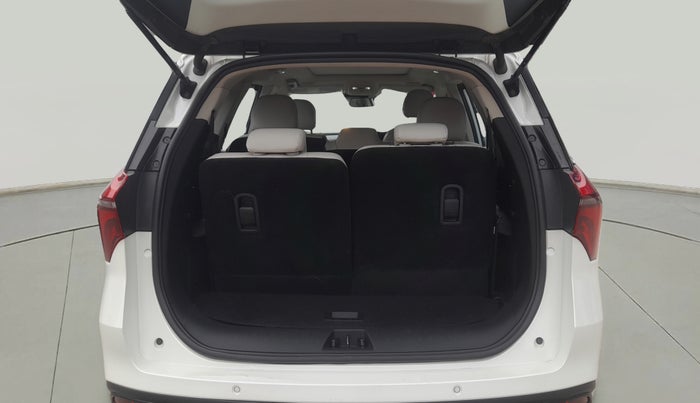 2022 Mahindra XUV700 AX 7 LUXURY P AT 7 STR, Petrol, Automatic, 78,154 km, Boot Inside